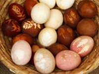 A környezetbarát húsvéti készülődés része, hogy a tojásokat természetes anyagokkal festjük színesre.
